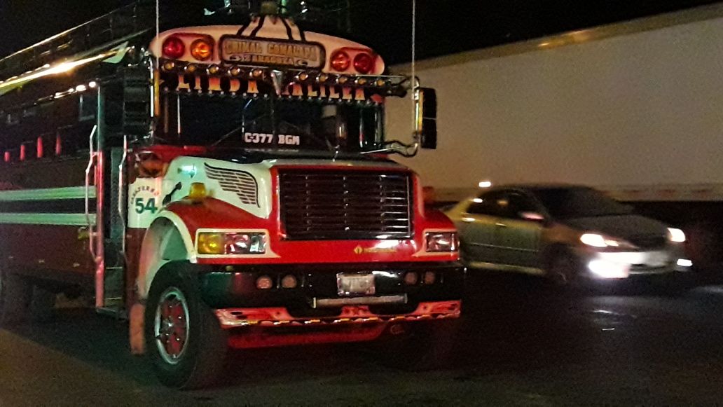 Ataque armado en autobús deja un pasajero muerto, en Chimaltenango. (Foto Prensa Libre: Víctor Chamalé)