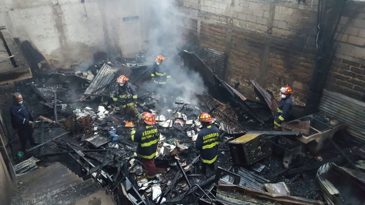 Bomberos combaten incendio registrado en la zona 3 de Tecpán Guatemala, Chimaltenango. (Foto Prensa Libre: Bomberos Municipales Departamentales)