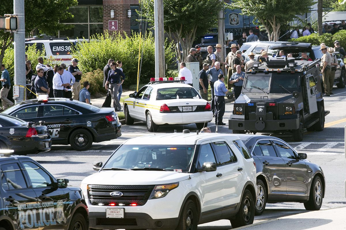 ANNAPOLIS, MARYLAND - JUNE 28, 2018: Police respond to a shooting on June 28, 2018 in Annapolis, Maryland. - At least five people were killed Thursday when a gunman opened fire inside the offices of the Capital Gazette, a newspaper published in Annapolis, a historic city an hour east of Washington. A reporter for the daily, Phil Davis, tweeted that a 'gunman shot through the glass door to the office and opened fire on multiple employees.''There is nothing more terrifying than hearing multiple people get shot while you're under your desk and then hear the gunman reload,' Davis said.   Alex Wroblewski/Getty Images/AFP== FOR NEWSPAPERS, INTERNET, TELCOS & TELEVISION USE ONLY ==