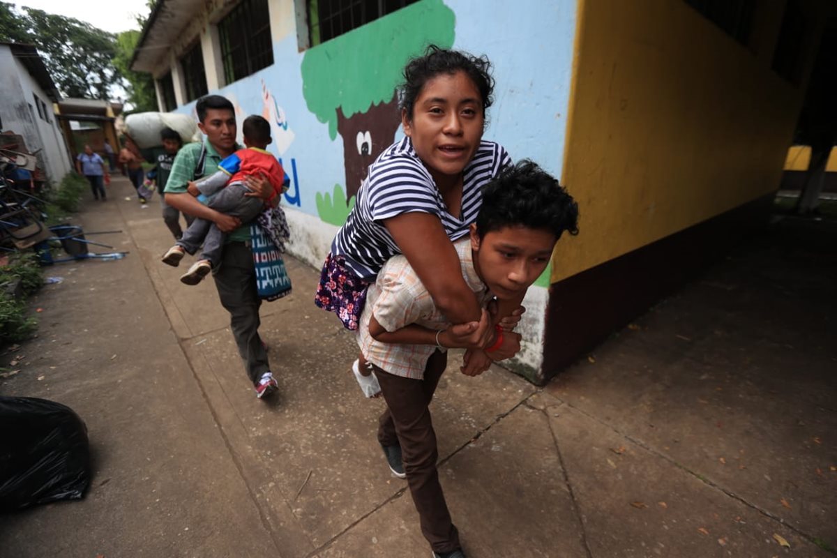 Personas que no pueden caminar fueron llevadas en hombros.