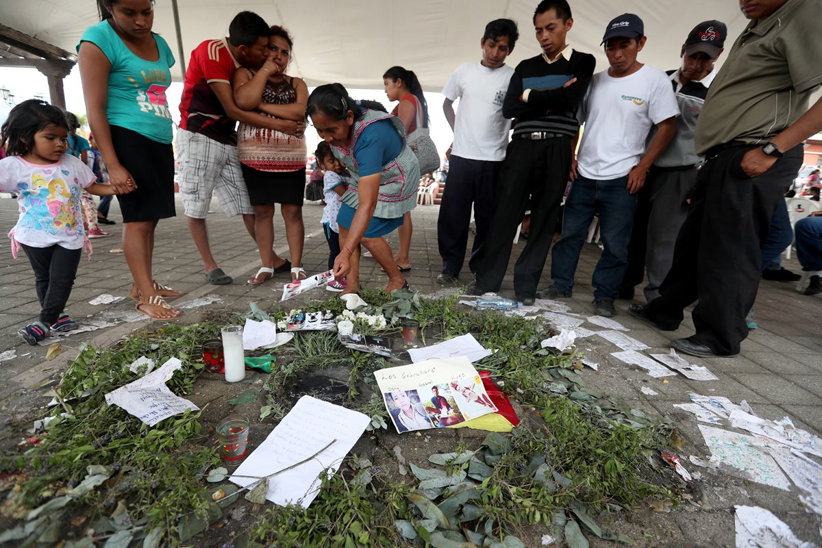 Varios pobladores de las aldeas San Miguel Los Lotes y El Rodeo, Escuintla, hicieron un altar provisional en el parque central de San Juan Alotenango Sacatepéquez, para recordar a sus familiares y amigos (Foto Prensa Libre: Edwin Fajardo)