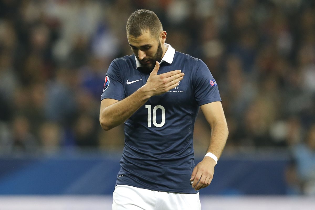 Benzema tuvo que abandonar la cancha tras sufrir la lesión. (Foto Prensa Libre: AFP)