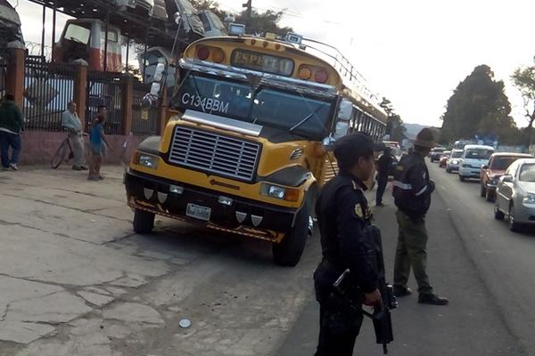 Agentes de la PNC llegaron al km 49.5 de El Tejar, Chimaltenango, donde cuatro personas fueron heridas luego de un ataque armado. (Foto Prensa Libre: Víctor Chamalé)