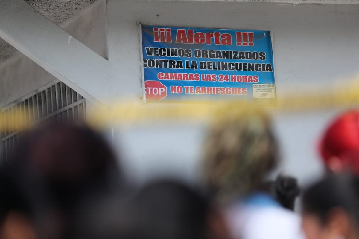 Carteles advierten de vigilancia de pobladores. (Foto Prensa Libre: Érick Ávila)