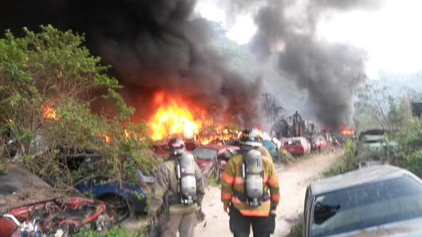 Un incendio en el predio de vehículos en Mixco destruyó tres mil automotores. (Foto Prensa Libre: CBV)