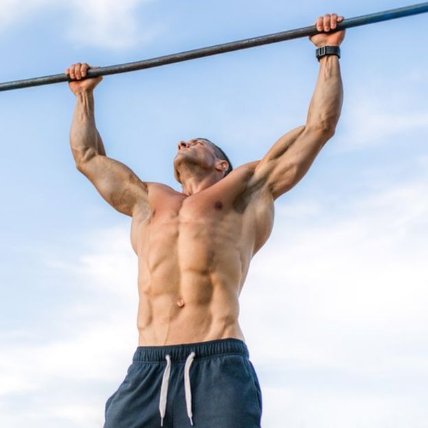 Para las dominadas es necesario mantener controlado el movimiento del cuerpo. GETTY IMAGES