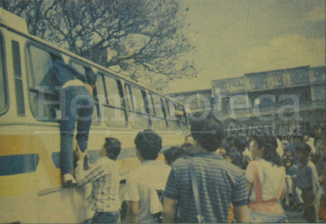 El objetivo del viajero era conseguir un lugar en el bus a como diera lugar. (Foto: Hemeroteca PL)