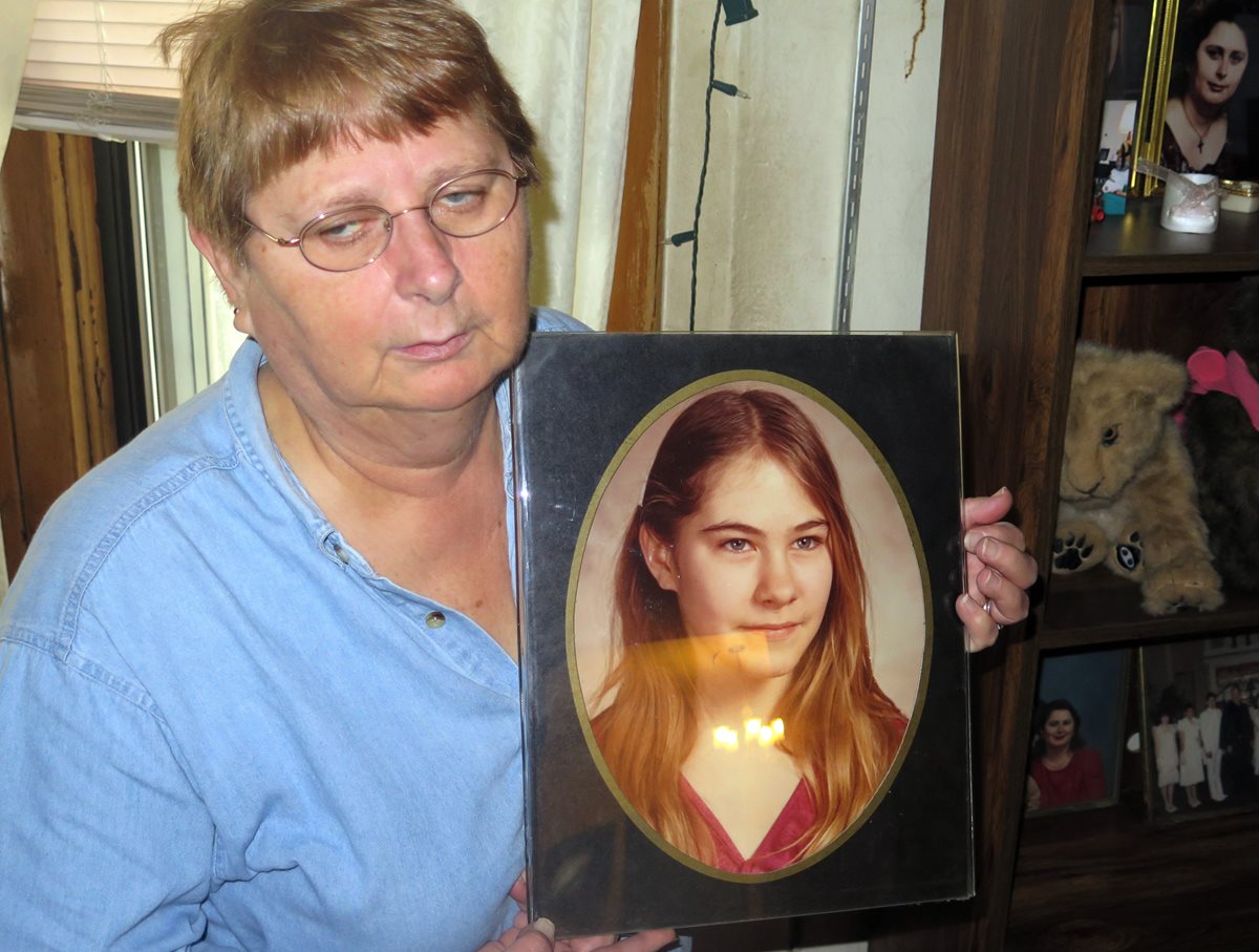 Carolyn Tousignant, madre de Carrie Ann Jopek, muestra su fotografía.(Foto Prensa Libre: AP).