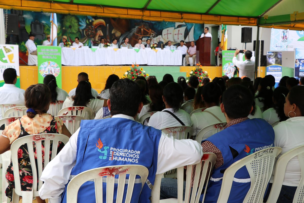 Al lanzamiento del proyecto Guate es tu tierra, quédate asistieron decenas de vecinos y representantes de diferentes instituciones. (Foto Prensa Libre: Whitmer Barrera)