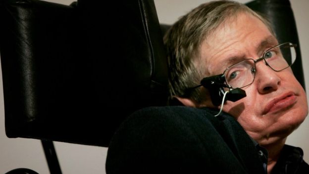 En 2004 Stephen Hawking rectificó su propia teoría y concluyó que los agujeros negros no lo absorben todo. GETTY IMAGES