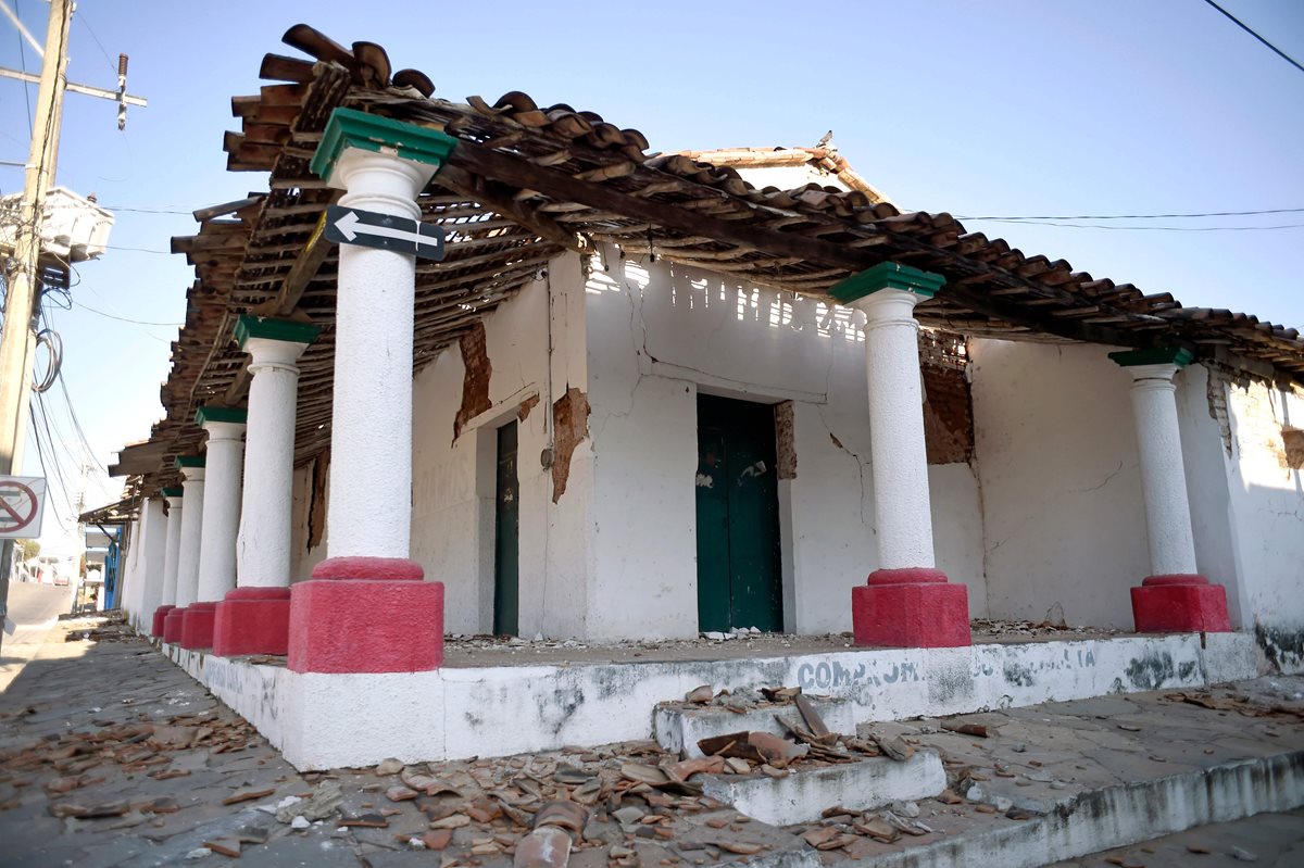 Vista de edificios dañados después del terremoto de 7.2 en la comunidad Pinotepa Nacional, estado de Oaxaca, México. (Foto Prensa Libre:AFP)