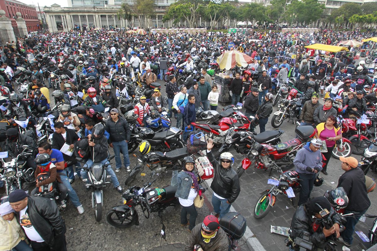 Chiquimultecos dan la bienvenida a los motoristas, pero no a los desmanes y desorden. (Foto Prensa Libre: Hemeroteca PL)