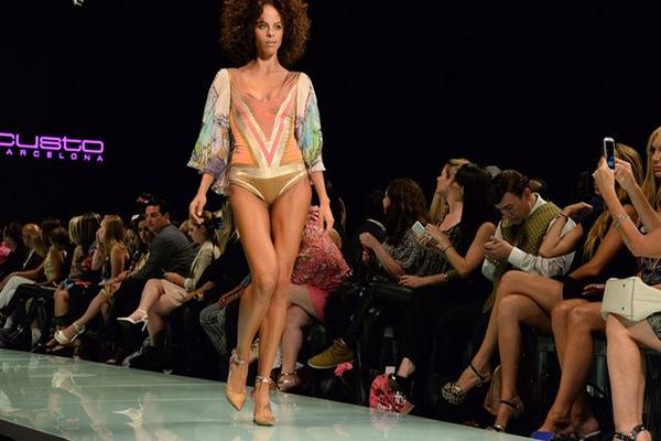 Una modelo luce una colorida creación del español Custo Barcelona. (Foto Prensa Libre: EFE)