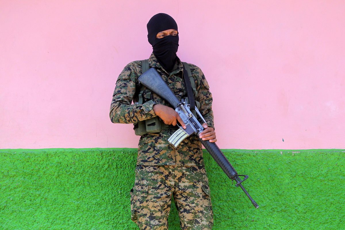 Un agente de la Fuerza Armada salvadoreña monta guardia en las afueras de un penal en Quezaltepeque, 25 kilómetros al noroeste de San Salvador. (Foto Prensa Libre: EFE).