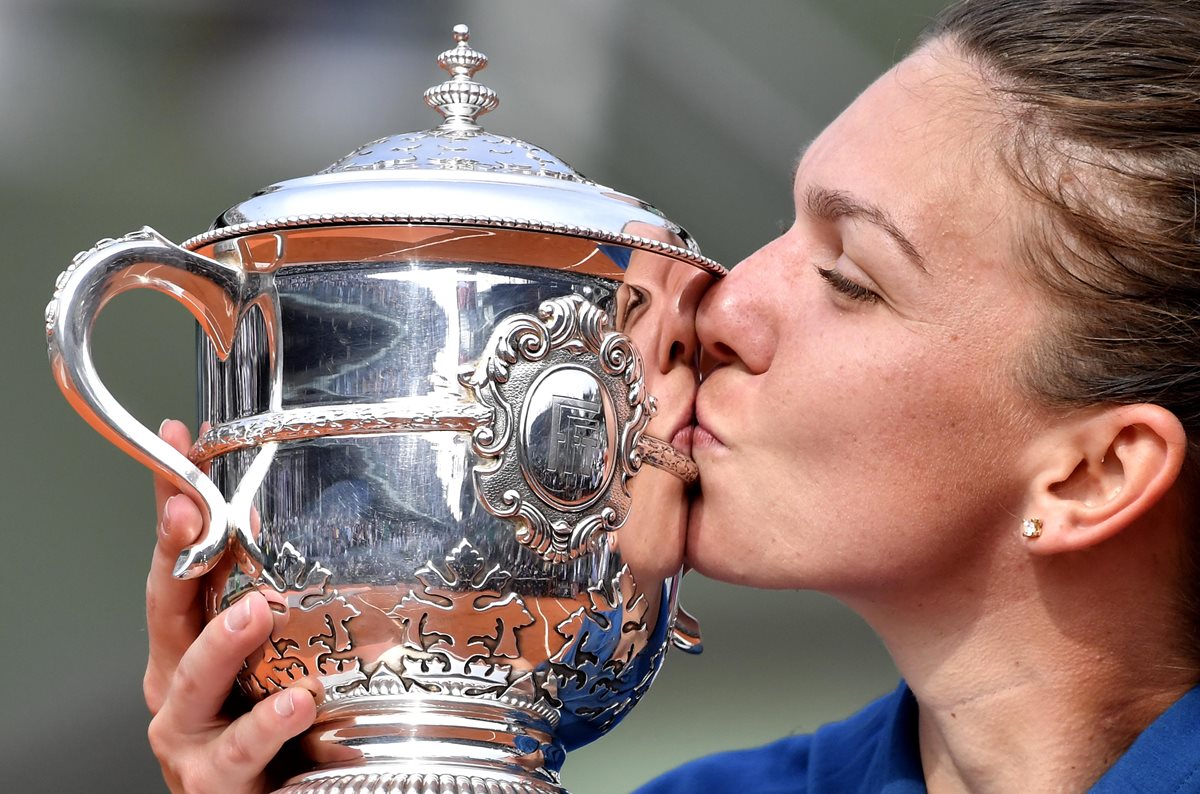 Halep besa el trofeo que la acredita como campeona de uno de los torneos más prestigiosos del tenis mundial. (Foto Prensa Libre: EFE)