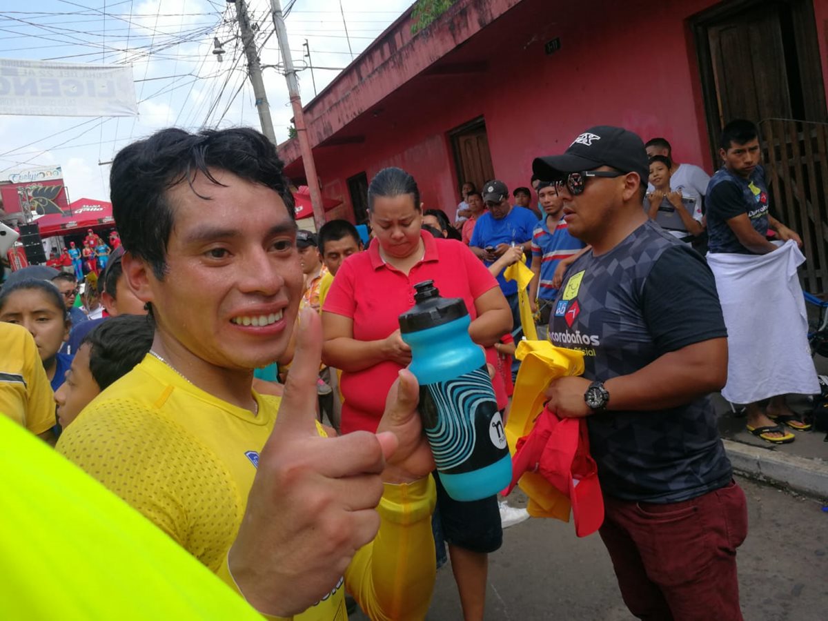 El ciclista Alfredo Ajpacajá celebró el retener el suéter líder de la Vuelta. (Foto Prensa Libre: Carlos Vicente).