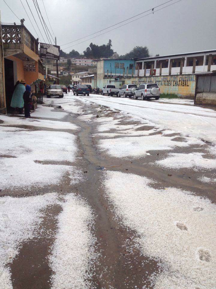 Otro panorama de la fuerte caída de granizo en una comunidad de San Andrés Xecul. (Foto Prensa Libre: Cortesía Chajabal San Andrés)