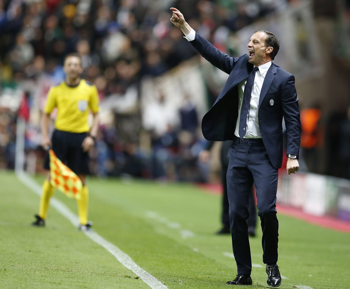 El técnico de Juventus Massimiliano Allegri da instrucciones a sus jugadores.