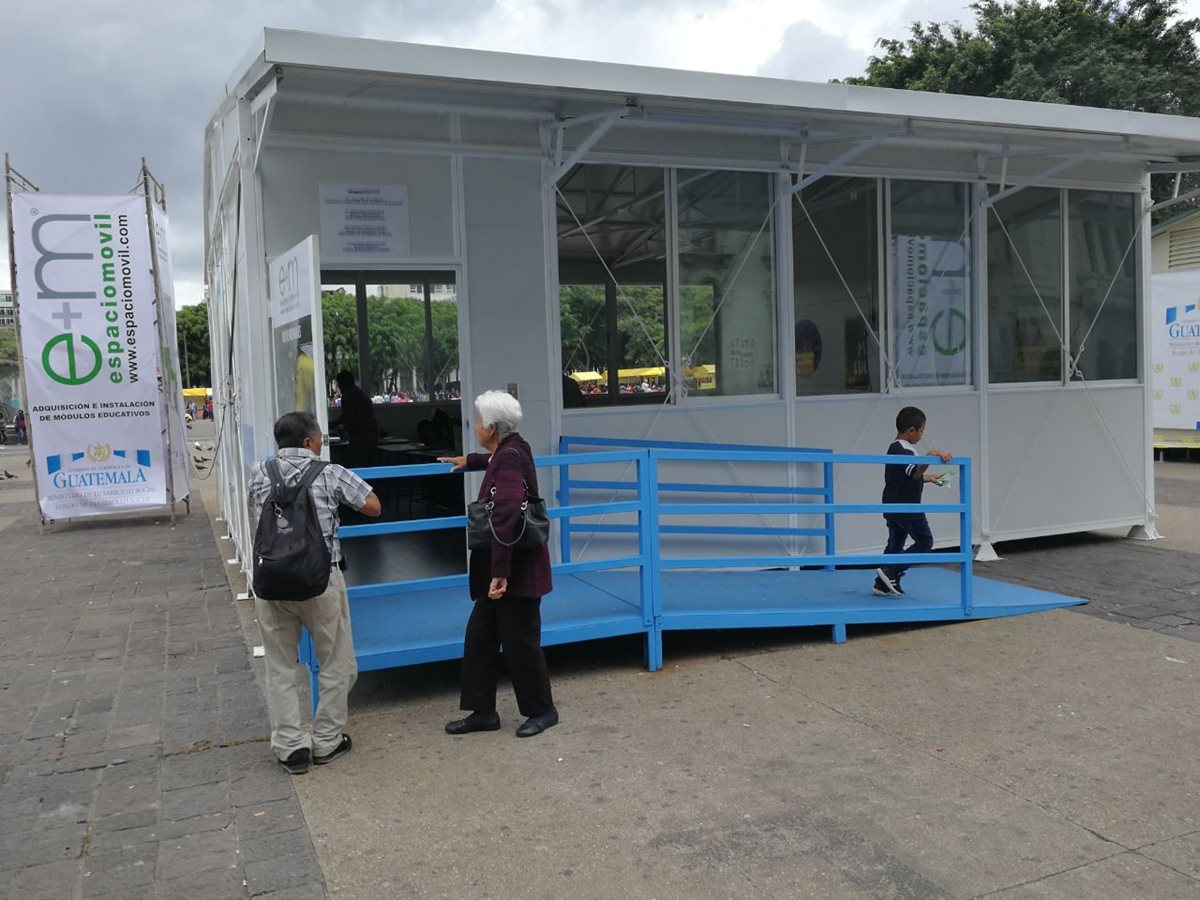 El modelo de los módulos escolares se encuentran expuestos en la Plaza de la Constitución. (Foto Prensa Libre: Urías Gamarro)