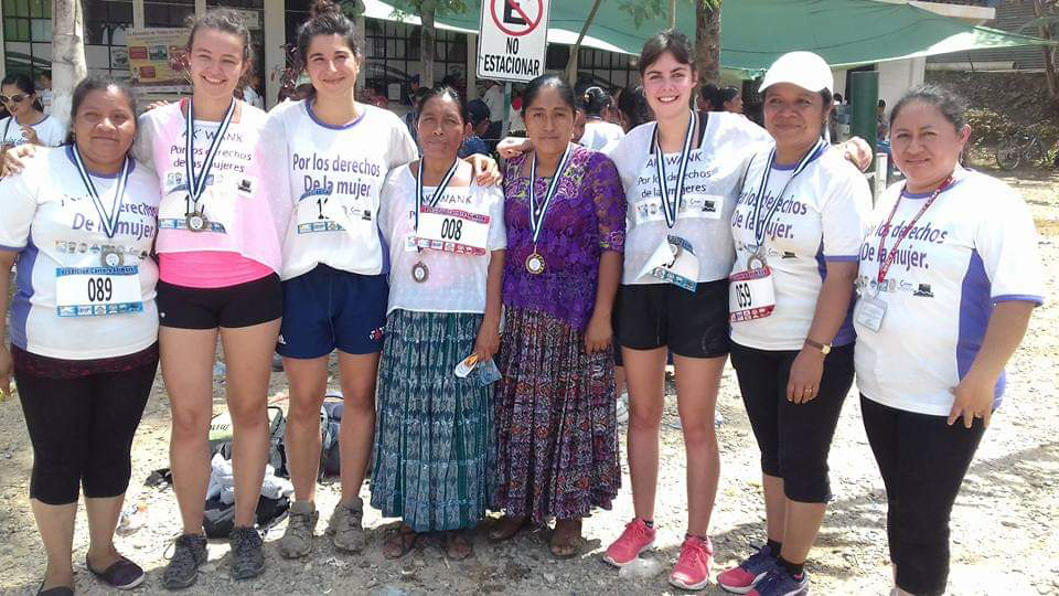 María del Carmen Tuc se ha caracterizado por correr con traje típico y caites, que es parte de su identidad. (Foto Prensa Libre: Aura Andersen).