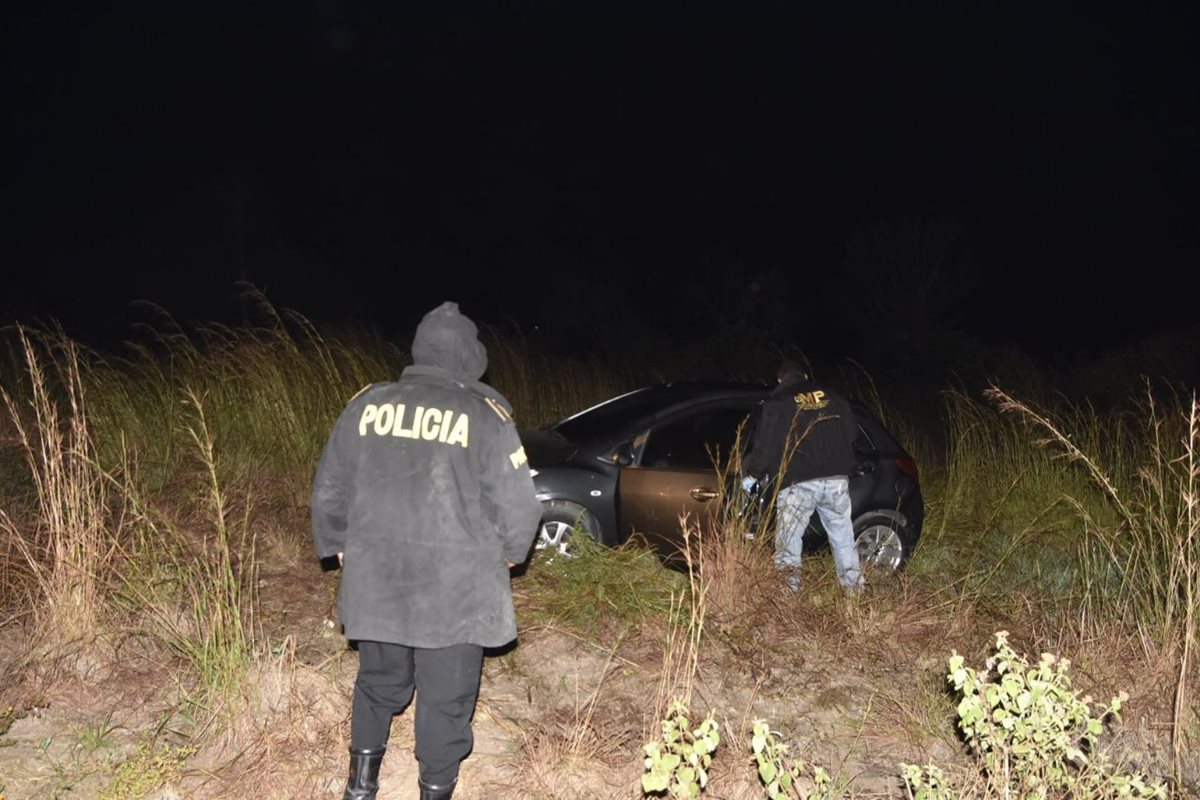 Investigadores buscan evidencias en el lugar donde ocurrió el ataque armado. (Foto Prensa Libre: Cortesía)