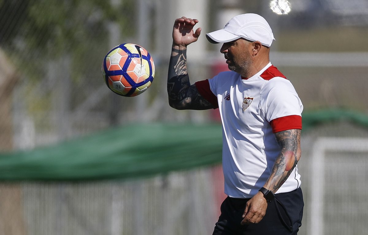 Jorge Sampaoli solo piensa en el partido frente al Valencia. (Foto Prensa Libre: EFE)