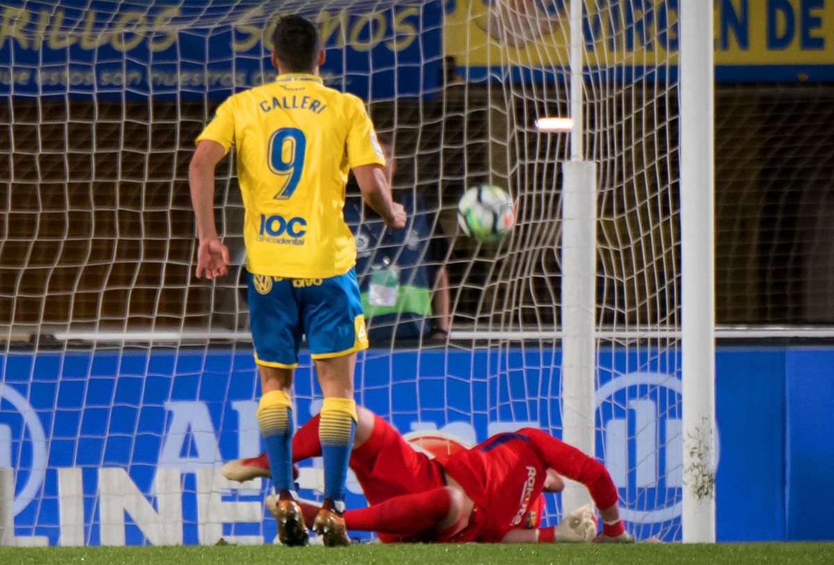 Jonathan Calleri, de Las Palmas, marca ante el Barcelona. (Foto Prensa Libre: AFP)