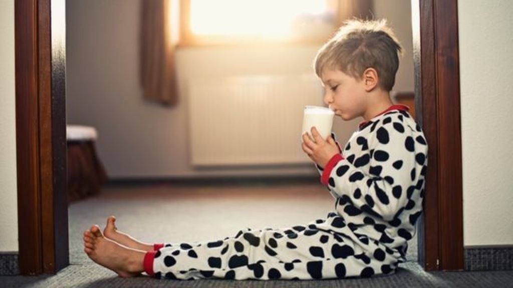 Ese vaso de leche tibia reconfortante no te va a poner peor. (GETTY IMAGES)