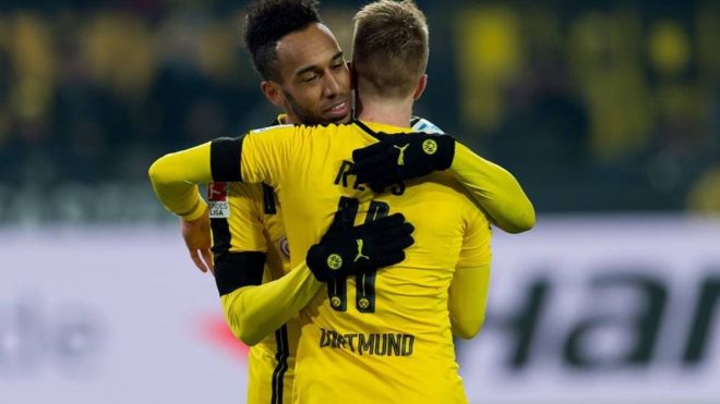 Pierre-Emerick Aubameyang y Marco Reus se llevan muy bien tanto en el campo como fuera de él. (Getty)