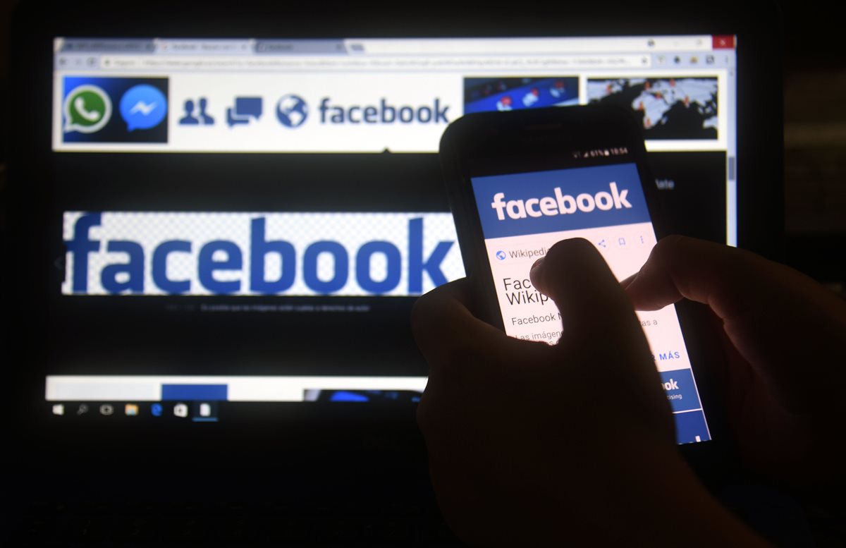 Hasta 2.7 millones de personas en la Unión Europea pueden haberse visto afectadas por el escándalo de datos personales de Facebook. (Foto Prensa Libre: AFP)