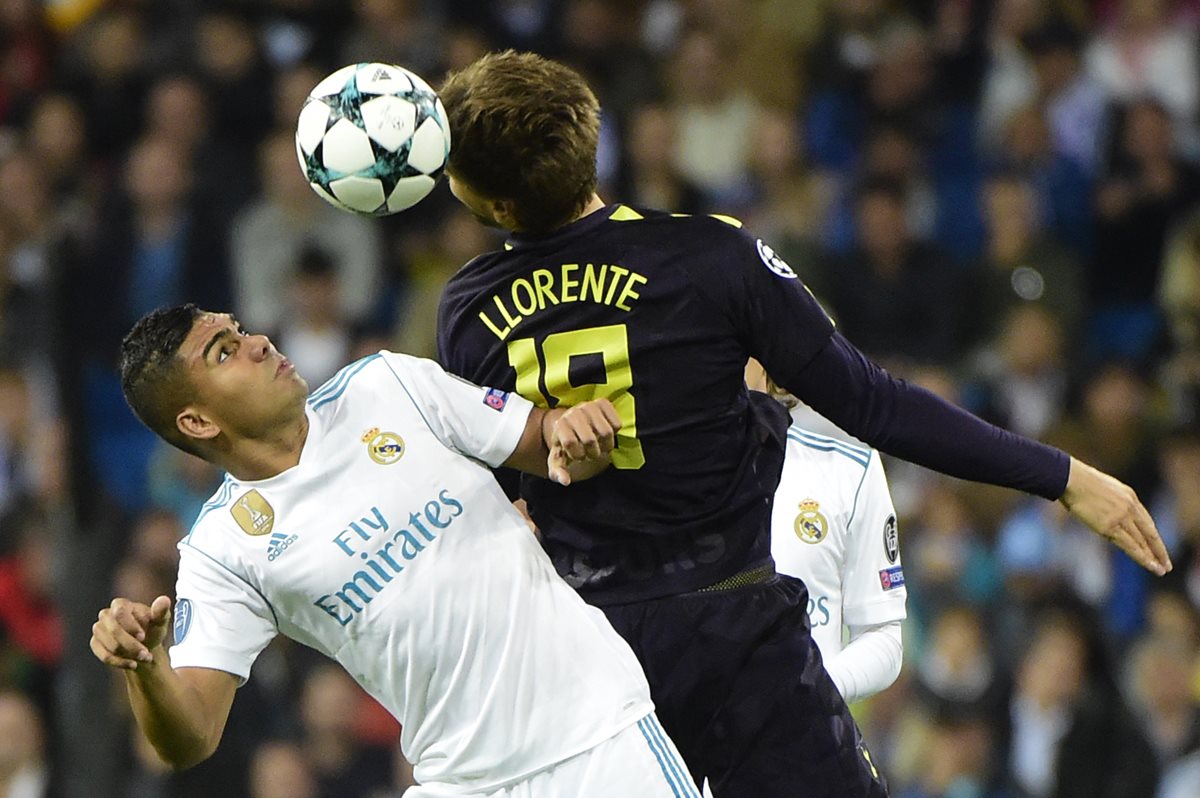 Casemiro lucha por el balón contra Llorente.