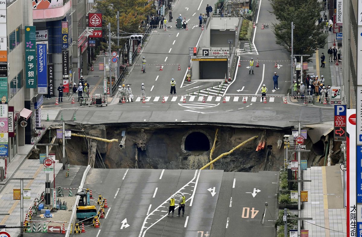 Hundimiento en la ciudad de Fukuoka, Japón. (Foto Prensa Libre: AFP)