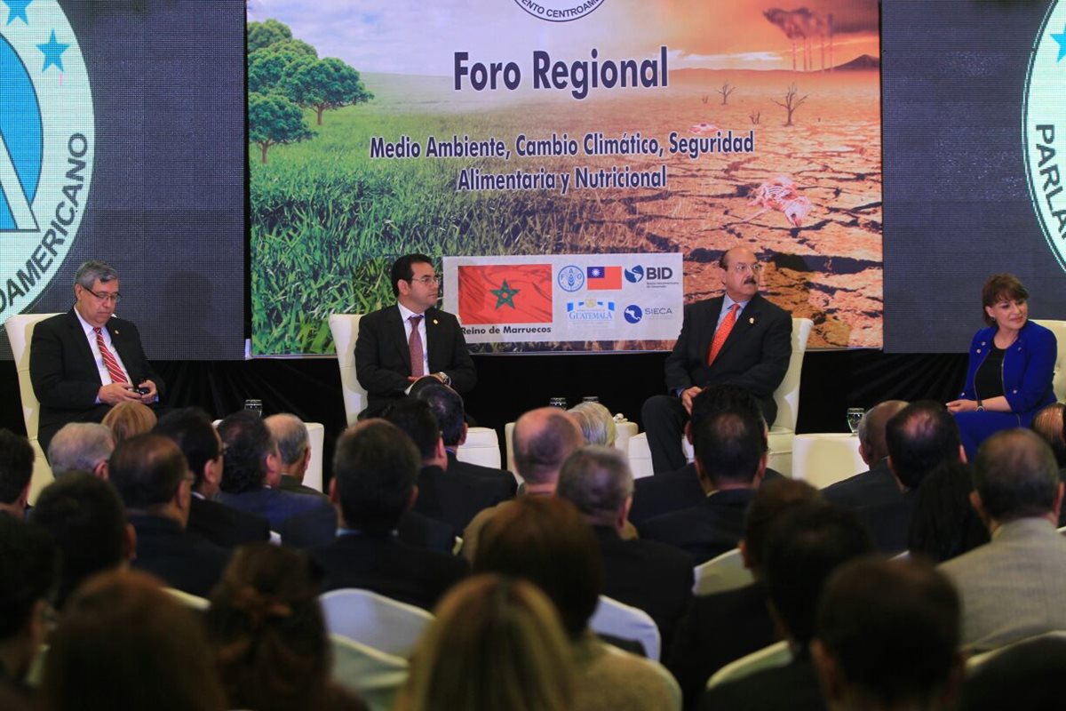 Jafeth Cabrera, Jimmy Morales, José Alvarado y Hakima El Haité, durante la inauguración del foro. (Foto Prensa Libre: Esbin García)