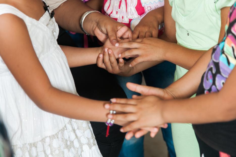 La pequeña Adayanci(de blanco) intenta jugar con sus compañeros de clase el primer día que se reintegró a sus estudios en una escuela rural de Santa Ana, Malacatán. (Foto: Univisión)