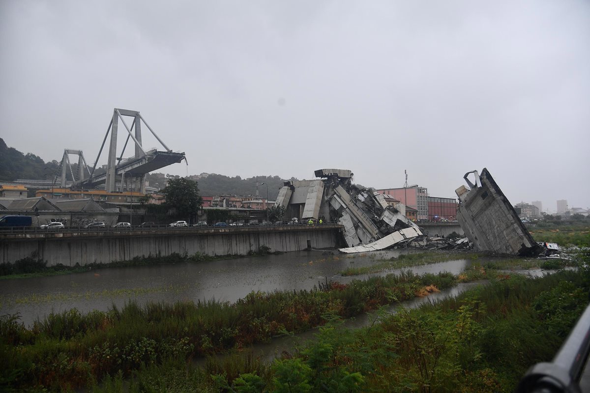 Vista del viaducto Morandi tras derrumbarse una sección de la infraestructura deja 30 muertos en Génova, Italia.(EFE)