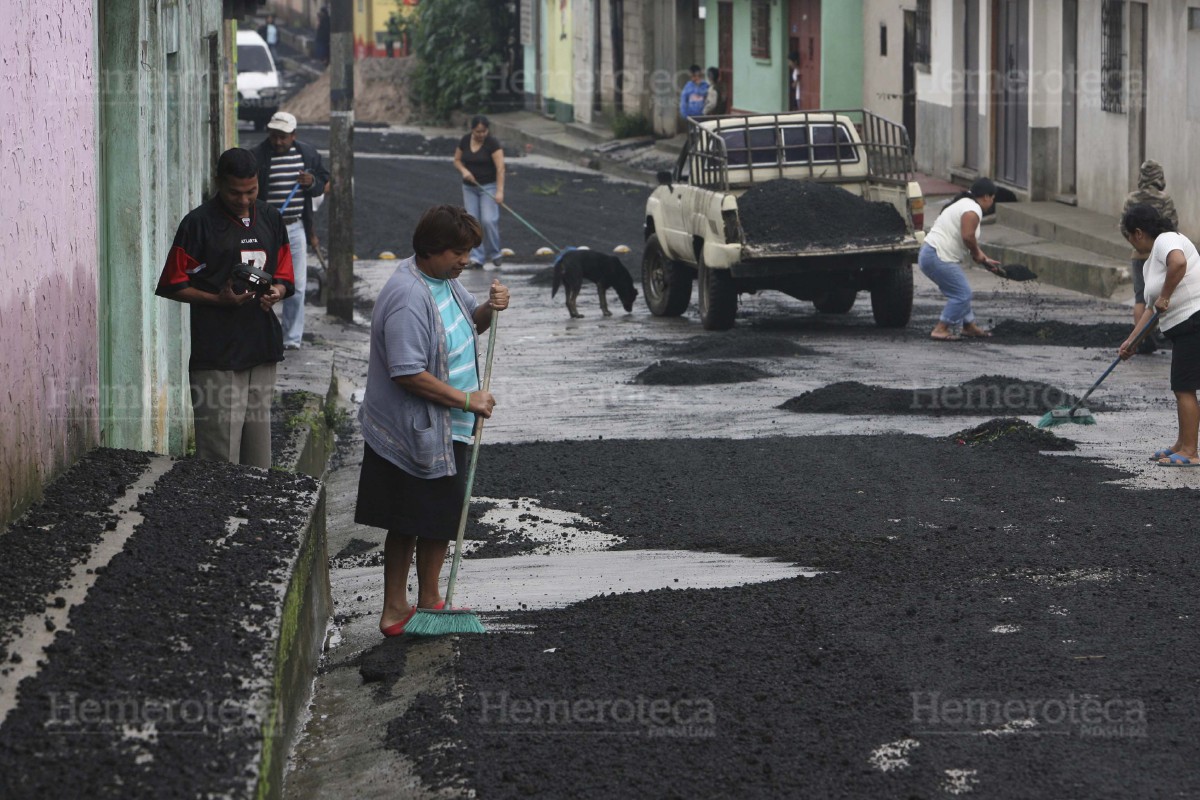 Varios municipios amanecieron cubiertos de material volcánico.