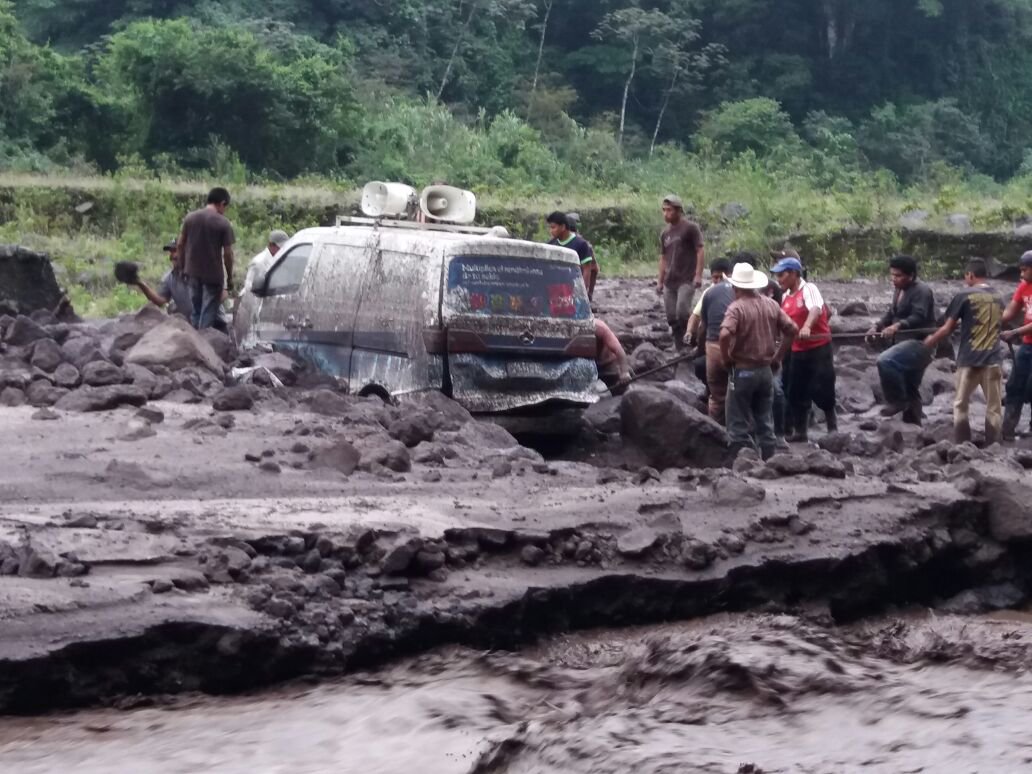 El material volcánico que arrastran los ríos es el principal problema de las fases eruptivas. (Foto Prensa Libre: Conred)