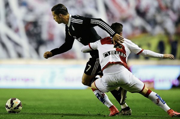 Cristiano Ronaldo pelea por el balón, durante el partido ante el Rayo Vallecano. (Foto Prensa Libre: AFP).