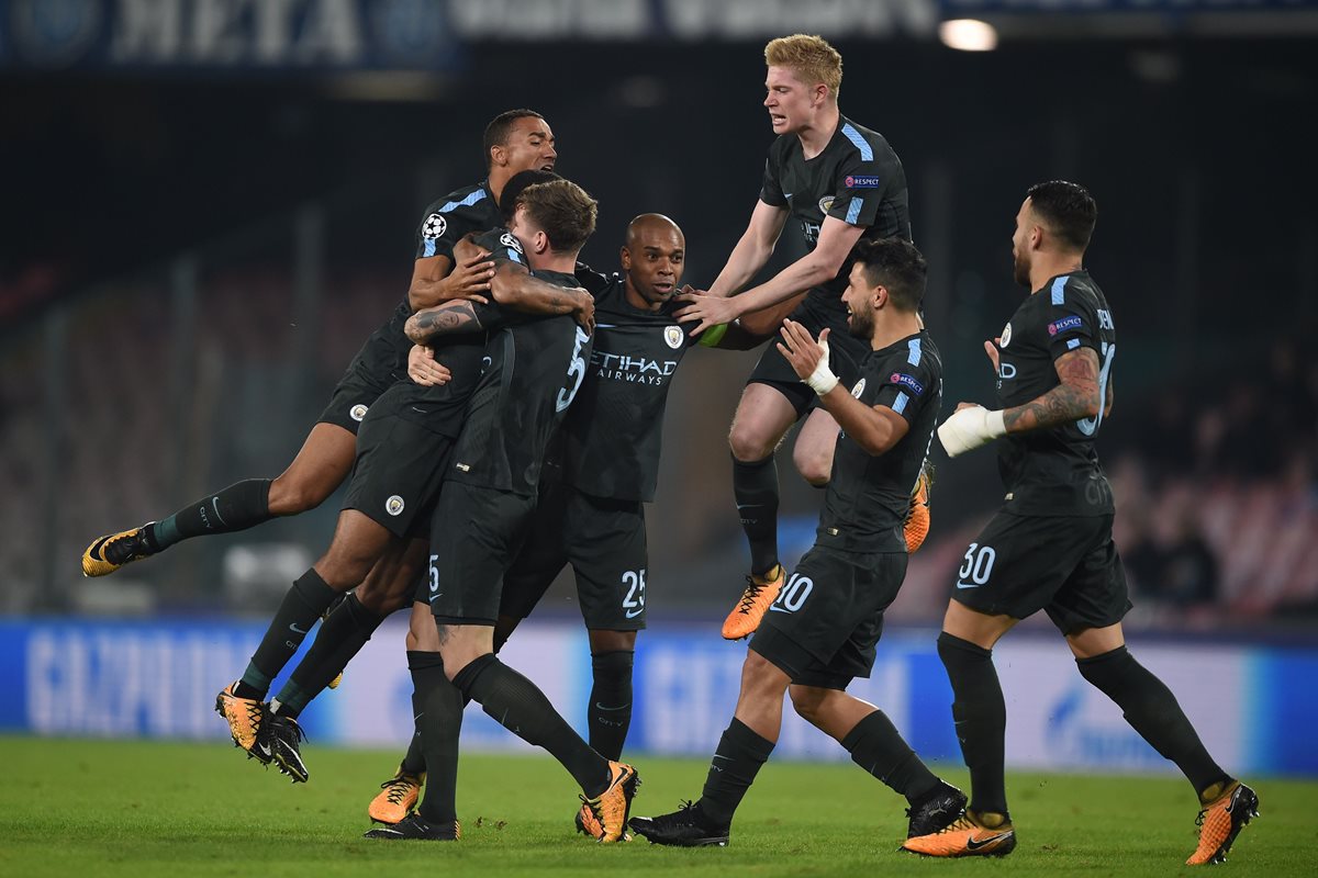 Los jugadores del Manchester City festejan la anotación de John Stones durante el partido frente al Nápoli. (Foto Prensa Libre: AFP)