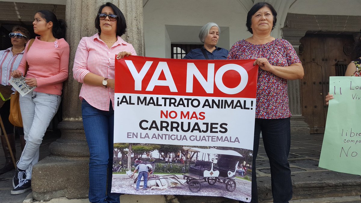 Algunos de los inconformes que se manifiestan en la Antigua Guatemala. (Foto Prensa Libre: Julio Sicán).