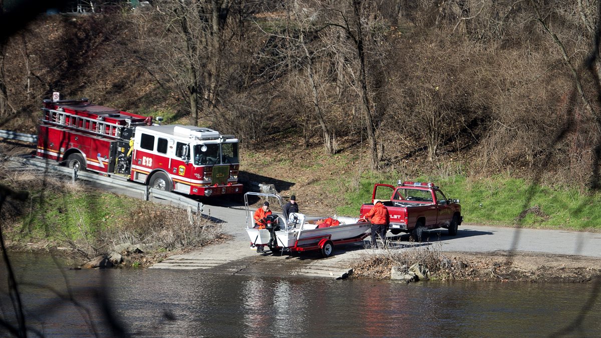 Autoridades en plena labor de búsqueda del menor Jayliel Vega Batista, el niño autista cuyo cadáver fue hallado en el canal. (Foto Prensa Libre: AP).