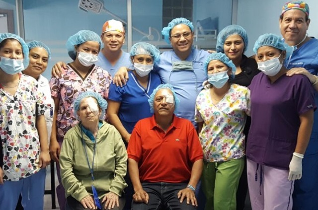 Personas de escasos recursos fueron beneficiadas con las córneas que donó el médico Carlos Mejía, quien murió en un hecho violento. (Foto Prensa Libre: Cortesía Javier Cozano)