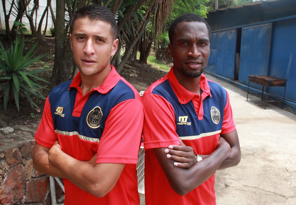 Jeffrey Payeras y Denniss López han sido fundamentales en la defensa roja. (Foto Prensa Libre: Eddy Recinos).