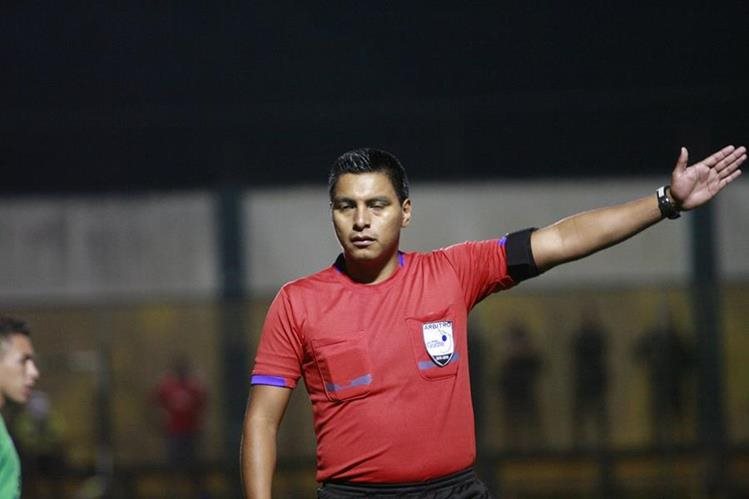 El nacional Bryan López es el encargado de dirigir el clásico entre Municipal y Comunicaciones del próximo domingo. (Foto Prensa Libre: Hemeroteca PL)