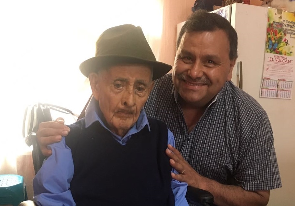 Imagen de Guillermo Monroy Urrutia, junto a su yerno Hugo Galdámez, captada este sábado, antes de la fiesta de cumpleaños. (Foto Prensa Libre: Mario Morales)