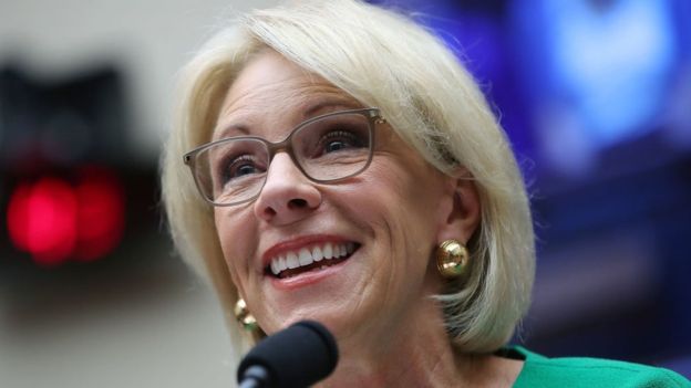 La secretaria de Educación, Betsy DeVos, es uno de los miembros más adinerados del gabinete de Trump. FOTO: GETTY IMAGES