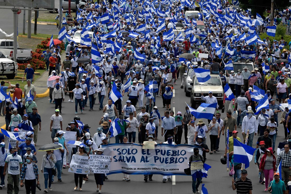 Miles marchan en Nicaragua contra despido de médicos por socorrer manifestantes