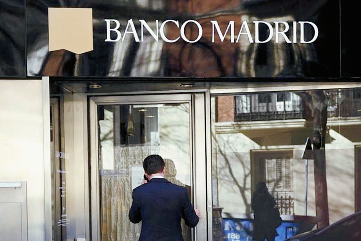 Fachada del Banco Madrid en la capital de España.(Foto Prensa Libre:AP)