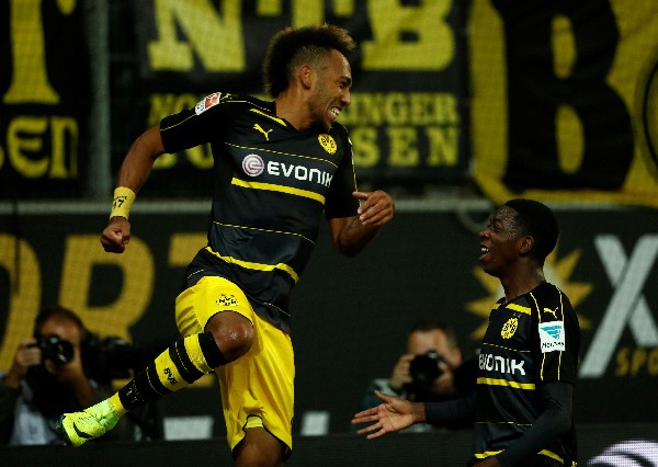 Pierre-Emerick Aubameyang celebra con Ousmane Dembele la goleada del Borussia, de la Bundesliga. (Foto Prensa Libre: AFP)