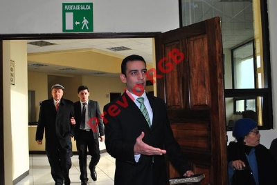 Luis Fernando Monterroso Bolaños se presenta en el Juzgado Tercero de Instancia Penal de Quetzaltenango. (Foto Prensa Libre: Alejandra Martínez)